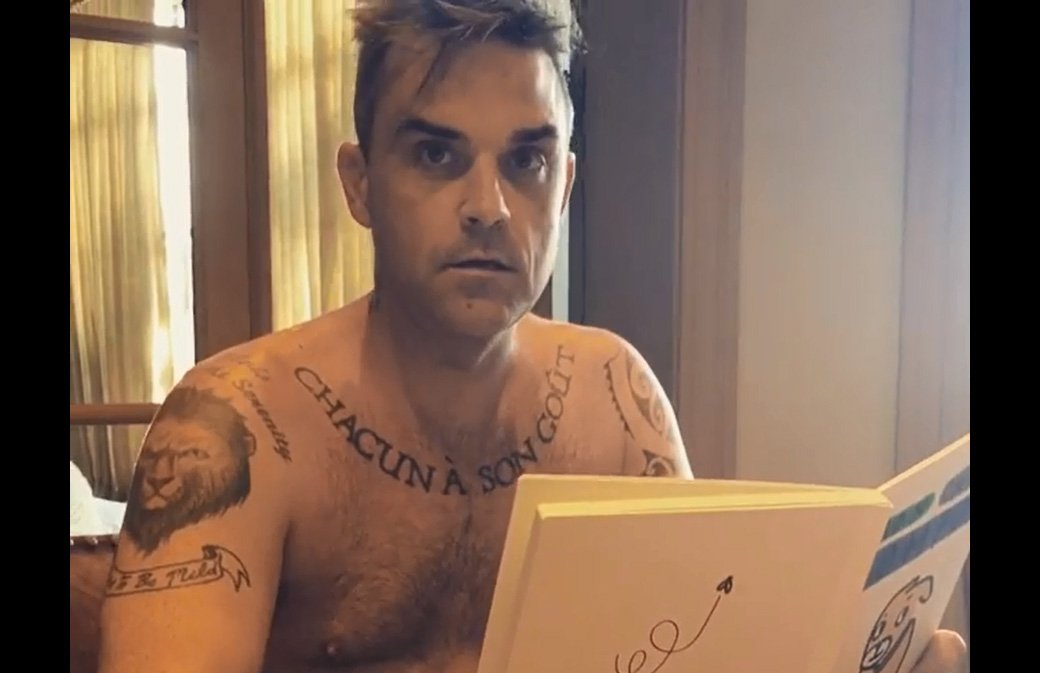 Robbie Williams apprend le français... tout nu !
