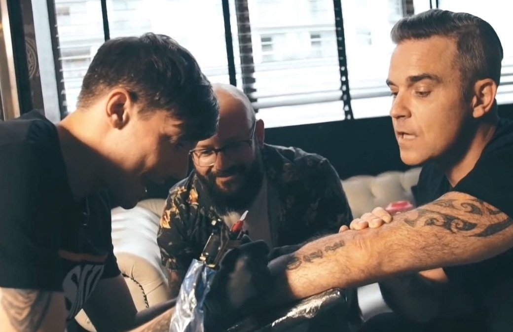 Tatouages : Louis Tomlinson fait un tatouage sur le bras de Robbie Williams